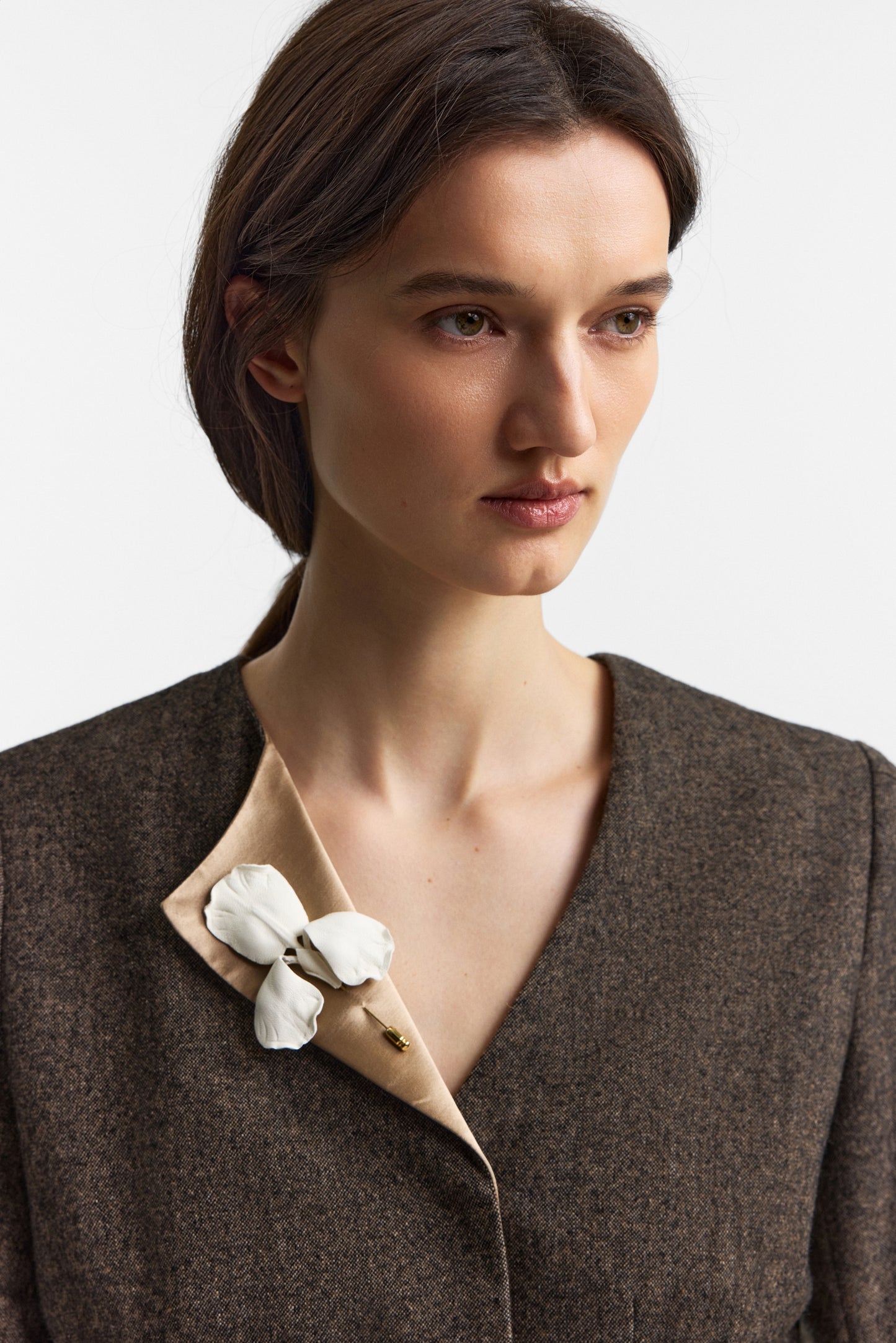 Iris brooch in cloud white